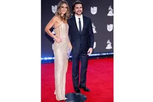 Elegantes. Juanes y su mujer, Karen Martinez, dijeron presente y lucieron muy elegantes