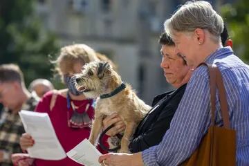 Leigh Conner sostiene a su perro Bertie como Jamie Smith en la bendición de los animales en la Catedral Nacional de Washington, DC