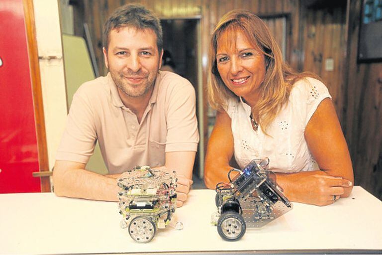 Julián da Silva Gillig y Mónica Paves en 2011, junto a los robots que exportan a China