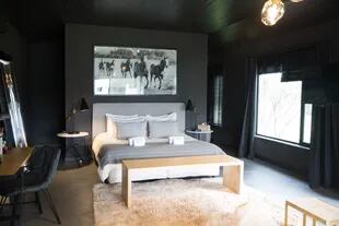 Las habitaciones fueron intervenidas por el estudio Negro House & Pleasures con estilo moderno y fotos en blanco y negro del campo.