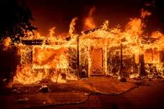 Las impactantes imágenes del incendio que destruyó miles de hectáreas, casas y vehículos en California