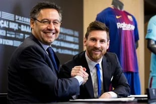 Tiempos mejores en la relación Lionel Messi-Josep María Bartomeu, cuando firmaron el contrato en 2017