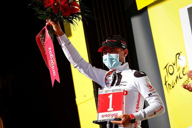 Marc Hirschi en el podio. El ciclista suizo se quedó con la etapa 12 y celebró su primera victoria en una etapa del Tour de Francia