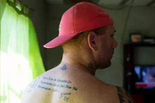 Matías lleva tatuado sobre su espalda el lema de la Fundación Espartanos: "En el arte de descender, lo importante no es caer sino no permanecer caídos", junto a las palabras "Gracias Coco", en honor a Eduardo Oderigo.