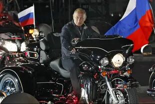 El presidente Vladimir Putin conduce una motocicleta el 29 de agosto de 2011 en un festival de motociclistas en el puerto de Novorossiysk, Rusia, en el Mar Negro