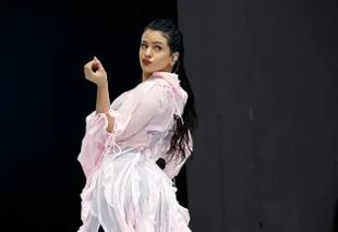 Rosalía en plena performance de Coachella 2023