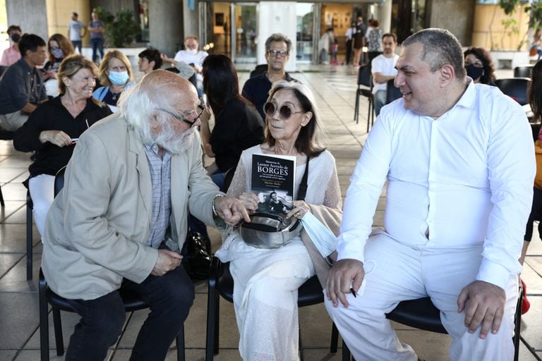 Juan Sasturain, Director de la Biblioteca Nacional, María Kodama y Martin Hadis en el acto de anteayer, en la explanada de la Biblioteca Nacional