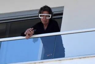 Mick Jagger es visto usando anteojos de terapia de luz mientras pasa el rato con su novia Melanie Hamrick en Miami
