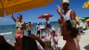 Estudiantes cordobeses y rosarinos disfrutan de la playa Jureré
