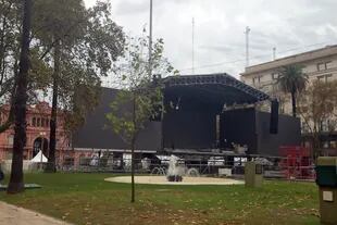 Los preparativos para el acto del 25 de Mayo en Plaza de Mayo; el escenario desde donde hablará Cristina Kirchner está de espaldas a la Casa Rosada