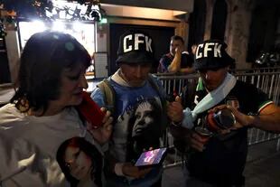 Militantes en la puerta del canal C5N, a la espera de Cristina Kirchner 