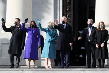 (De izquierda a derecha) Doug Emhoff, la vicepresidenta electa de EE. UU. Kamala Harris, Jill Biden y el presidente electo Joe Biden saludan a su llegada al frente este del Capitolio de EE. UU. 