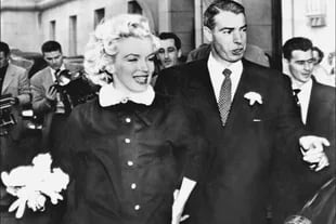 Marilyn Monroe con su segundo esposo, el jugador de béisbol estadounidense Joe DiMaggio, saliendo del ayuntamiento de San Francisco después de haber contraído matrimonio.
