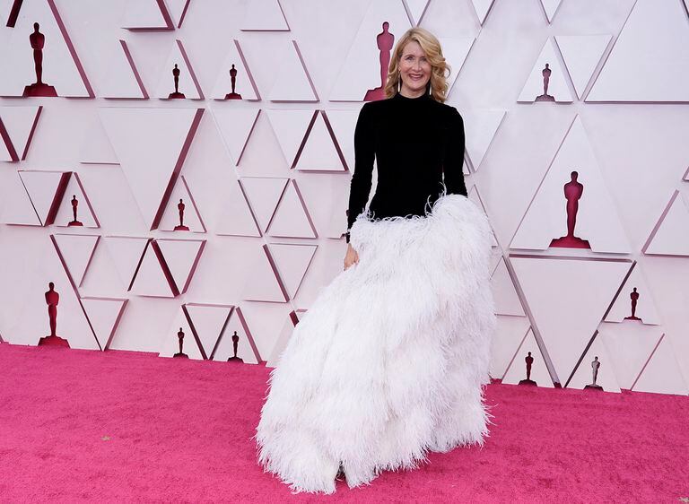 La actriz Laura Dern desfiló por la alfombra roja luciendo un vestido en blanco y negro de Oscar de la Renta