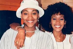 La mejor amiga de Whitney Houston revela que tuvieron una relación sentimental