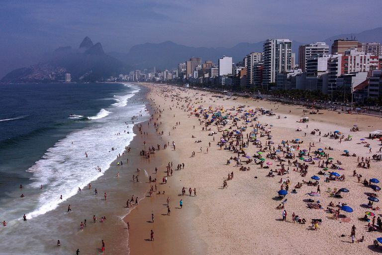 Prohiben entrar al mar en las playas de Río de Janeiro