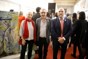 Los historiadores Hilda Sabato y Luciano de Privitellio y el museólogo Gabriel Miremont junto a una gigantesca urna donada por el artista Rubén Minutoli a la CNE