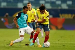 Yairo Moreno y Gonzalo Plata disputan la pelota durante el partido de Copa América 2021 que disputan Colombia y Ecuador