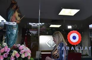 Paraguay's Attorney General, Sandra Quiñónez, prays before a figure of the Virgin Mary at the entrance to her office before offering a press conference in Asunción on the murder of Paraguayan anti-drug prosecutor Marcelo Pecci in Colombia.  (Photo by Norberto DUARTE / AFP)
