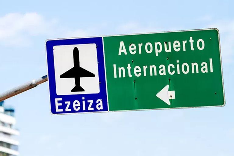 “La única salida es el aeropuerto”: el éxodo de jóvenes profesionales que se van de la Argentina