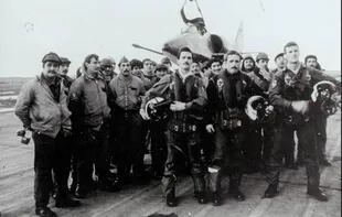 Imagen tomada en Río Gallegos durante los días de la guerra. Al frente, el vicecomodoro Dubourg junto al teniente Gálvez y alférez Gómez. Detrás de los pilotos, el personal terrestre del escuadrón.