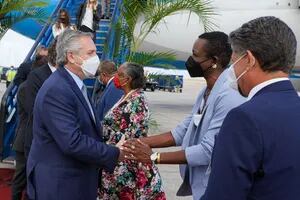 Fernández llegó a Barbados y estrena su rol como presidente de la Celac: los motivos de su visita
