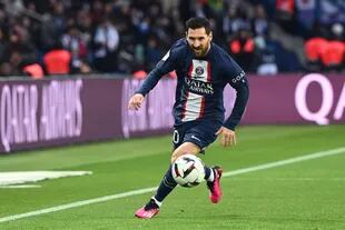 Encara por la izquierda Lionel Messi en el comienzo de PSG - Toulouse