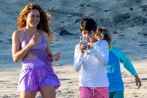 Mientras Shakira disfruta con sus hijos de la playa en México, DiCaprio pasea por Italia