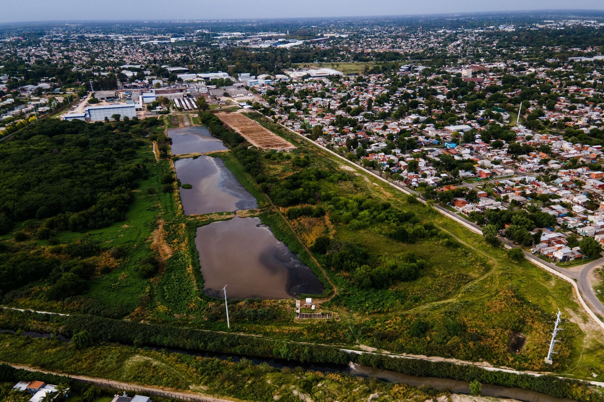 Los piletones donde se vierten los desechos del frigorífico El Rioplatense