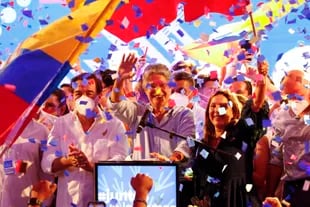 El derechista Guillermo Lasso, nuevo presidente electo de Ecuador, anoche luego de anunciar su victoria en su sede de campaña en Guayaquil