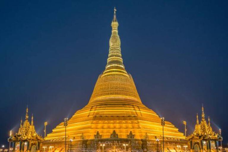 La pagoda Uppatasanti en la ciudad de Naypyidaw (Nay Pyi Taw), capital de Myanmar. Es la más grande y la más importante de sus atracciones turísticas