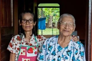 Clementina Espinoza (derecha), de 91 años, junto a su hija María Félix Espinoza, de 70 años, también en Nicoya