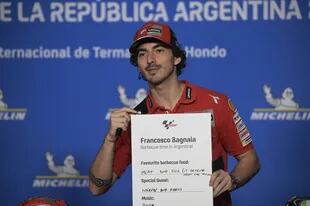 Francesco Bagnaia se divierte con el juego que propone el MotoGP en Termas de Río Hondo; el piloto italiano buscará su primer éxito en la Argentina y la primera victoria de Ducati en el trazado santiagueño