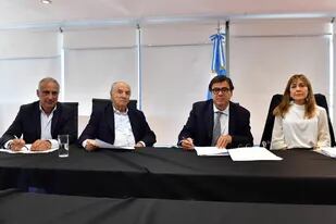 Los dirigentes mercantiles Carlos Pérez y Armando Cavalieri junto con los funcionarios Claudio Moroni y  Gabriela Marcello durante la firma de la paritaria de Comercio