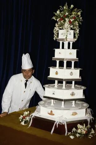 David Avery, panadero jefe de las Fuerzas Armadas Navales, fue quien creó la torta de casamiento, de frutas tradicional con glaseado de queso crema
