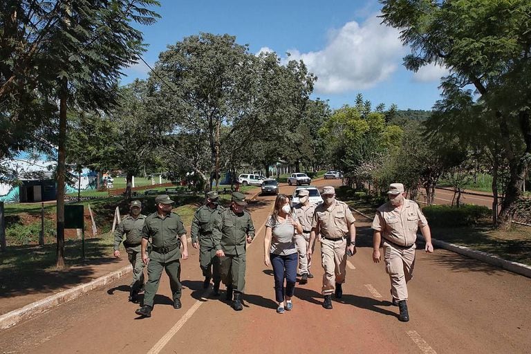 La ministra Sabina Frederic junto con gendarmes y prefectos, en Misiones; hay descontento en las fuerzas por el mal funcionamiento del Iosfa