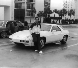 Jorge Luis Valdés, con un Porsche, en los años 80