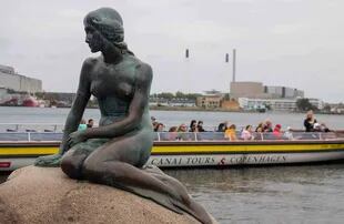 A la escultura de La Sirenita llegan cientos de turistas por día para verla desde el agua o desde tierra firme.