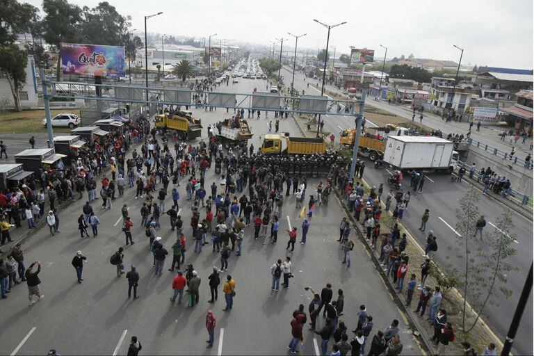 En medio de un conflicto creciente que se desató por la quita de subsidios a los combustibles y la disparada de los precios en los surtidores, el presidente de Ecuador, Lenín Moreno, decretó el "estado de excepción" en todo el país ante el crecimiento de las protestas sociales.