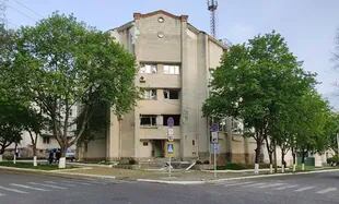 Vista del edificio dañado del Ministerio de Seguridad del Estado, en Tiraspol, la capital de la región separatista de Transnistria, un territorio disputado y no reconocido por la comunidad internacional, en Moldavia, el lunes 25 de abril de 2022.