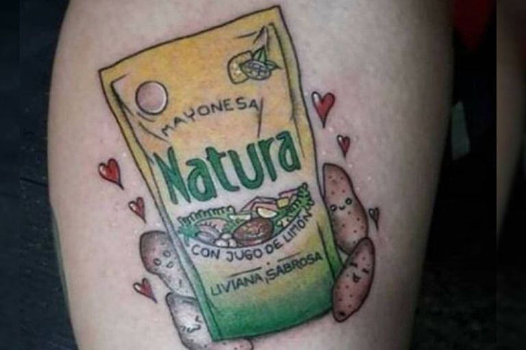 Es fanática de la mayonesa y se tatuó el envase de una marca, pero en Twitter le dicen que es trucho