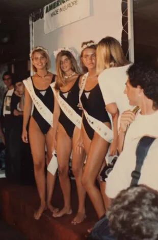 En 1990, de la mano de Pancho Dotto, Valeria Mazza participó en el concurso Miss Le Club. Resultó elegida segunda princesa (izquierda). Compartió podio con Lorena Giaquinto, primera princesa (derecha), quien ese mismo año ganaría Miss Punta del Este.