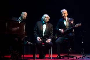 Tomás Mayer-Wolf, Carlos López Puccio y Jorge Maronna, en una escena de Más tropiezos de Mastropiero