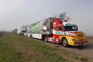 Los camiones de los equipos esperan la autorización para entrar al predio ferial donde se emplaza el autódromo de San Nicolás