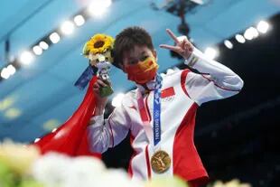 Hongchan Quan, del equipo de China, celebra durante la ceremonia de entrega de medallas para la final de la plataforma de 10 metros femenina el día trece de los Juegos Olímpicos de Tokio 2020 en el Centro Acuático de Tokio el 05 de agosto de 2021 en Tokio, Japón.