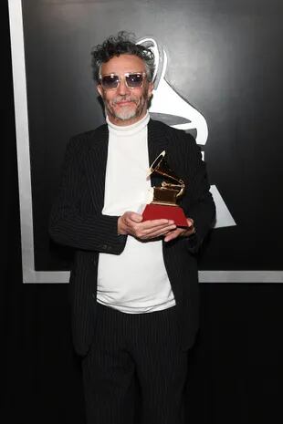 Fito Páez posó con el primero de los tres Latin Grammy que recibió anoche, en Las Vegas