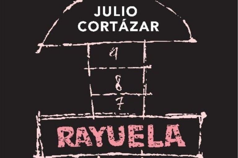 Cortázar convulsionó las estructuras literarias con Rayuela al utilizar una serie de novedosas herramientas narrativas que en la actualidad, más de medio siglo después, siguen llenando de asombro y curiosidad a los lectores.