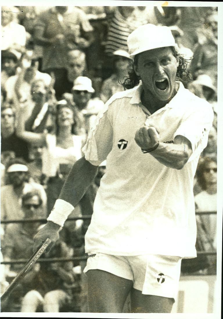 La euforia de Martín Jaite: frente a Alemania, en el Buenos Aires, en 1990, logró su mejor triunfo en la Copa Davis