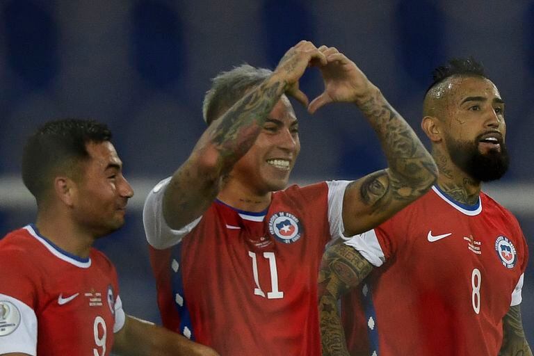 El chileno Eduardo Vargas celebra tras anotar el gol del empate.