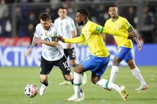 Messi en acción, en el partido entre Argentina y Brasil por las eliminatorias en San Juan, en noviembre pasado